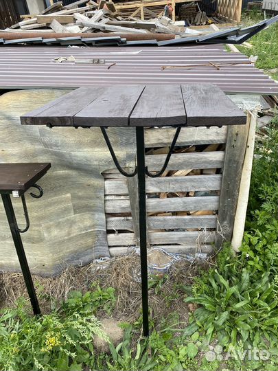 Скамейка и столик на кладбище