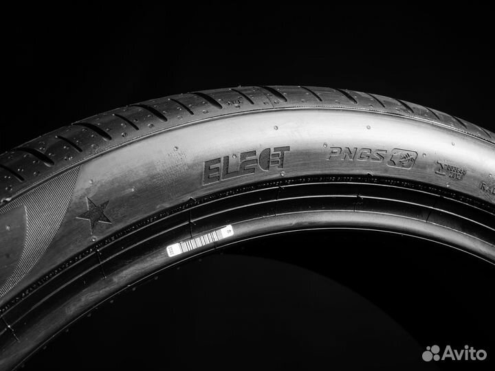 Pirelli P Zero PZ4 295/35 R23 и 255/40 R23 103Y
