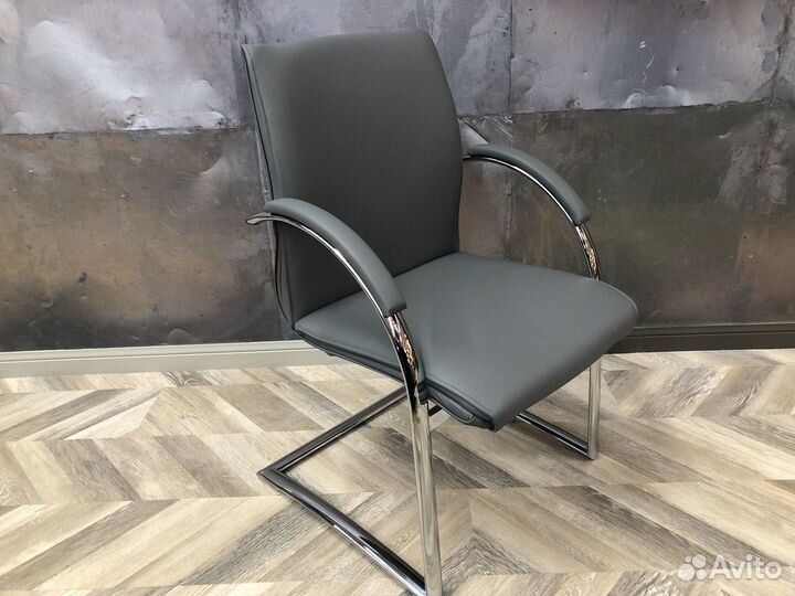 Кресло офисное итальянское из натуральной кожи на