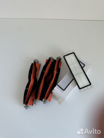 3 щетки и фильтр на робот пылесоса