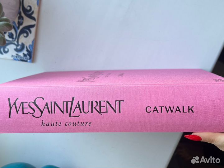 Книга ysl catwalk мода