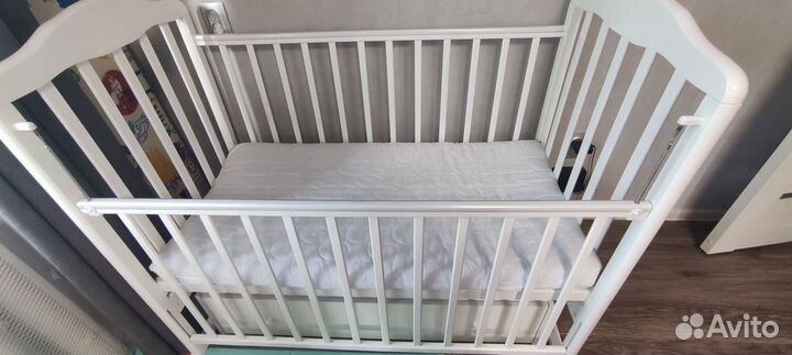 Детская кроватка с маятником и ящиком