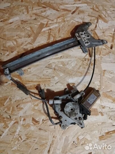 Стеклоподъёмник R задний Nissan Bluebird