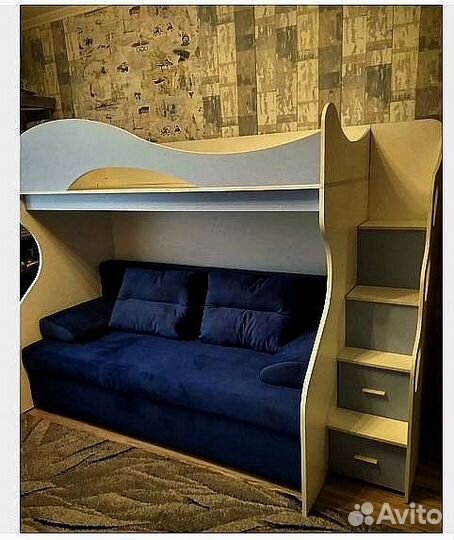 Рабочая зона школьника у окна со шкафом