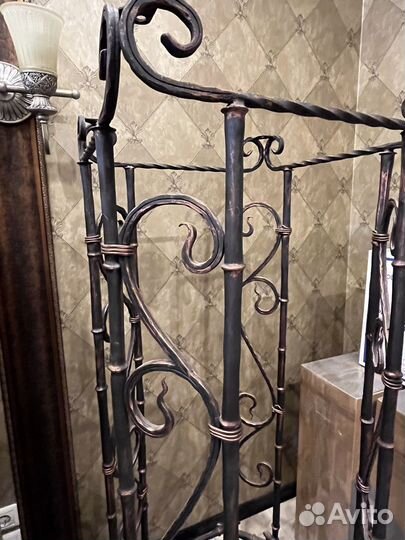 Стойка — вешалка для олежды, аксессуаров