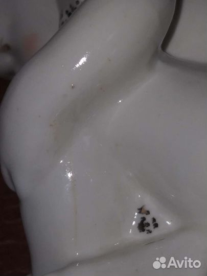 Статуэтка,Мальчик на подушке''