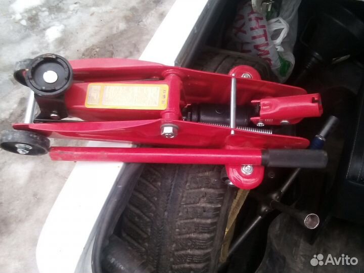 Домкрат подкатной 2 т