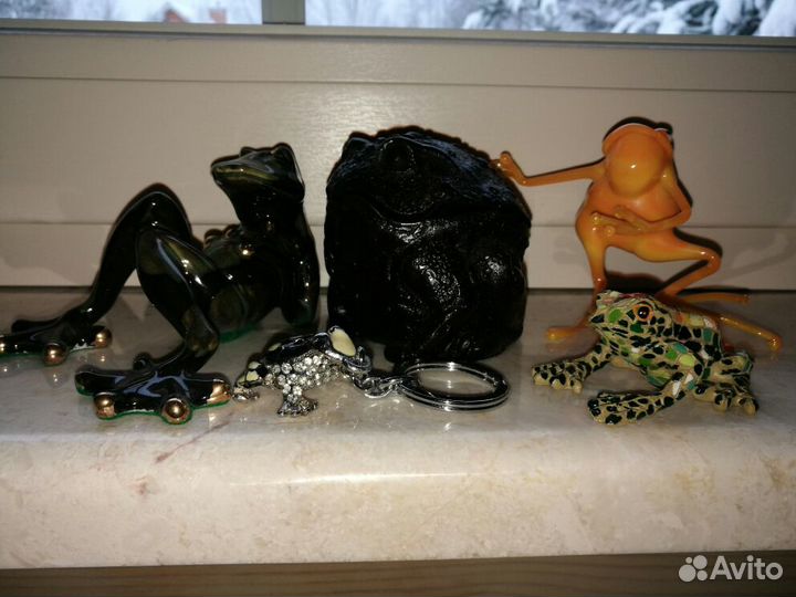 Коллекция фигурок лягушек