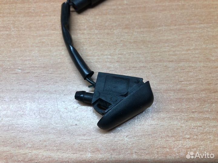 Форсунка омывателя лобового стекла передняя Ford