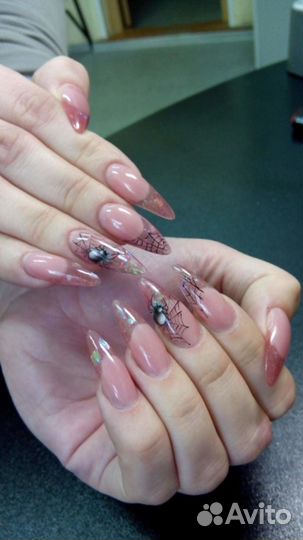 Наращивание ногтей, Окрашивание бровей хной