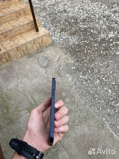 Телефон iPhone 12