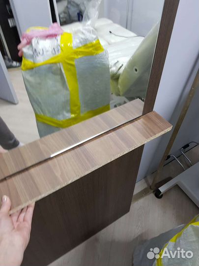 Зеркало с полочкой