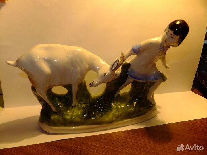 Фарфоровая статуэтка Девушка с козой СССР