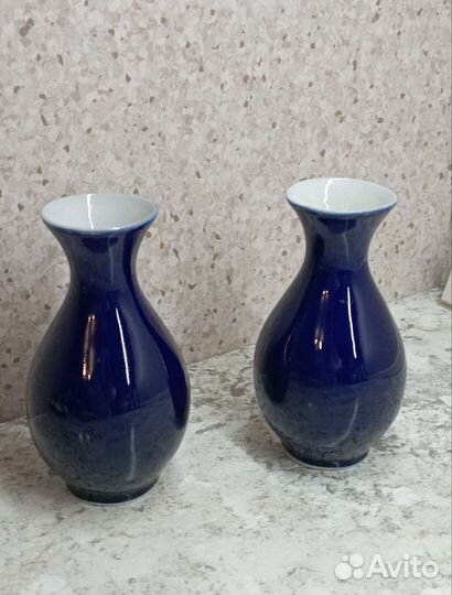 Парные фарфоровые вазы