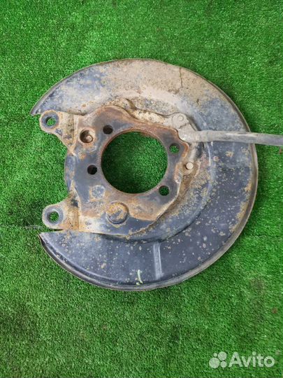 Щиток тормозного механизма правый Nissan X-Trail