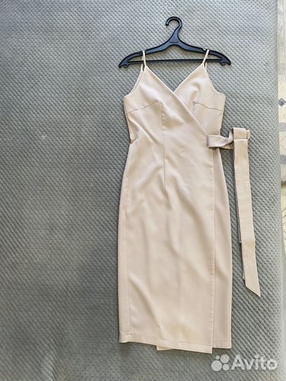 Платье бежевое на запах