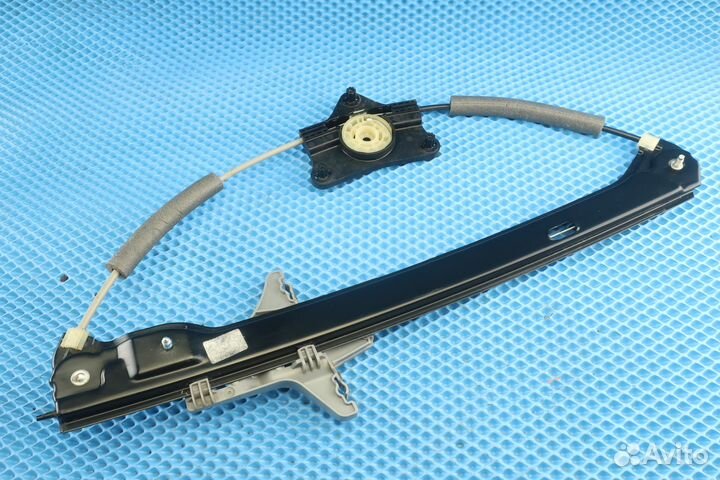 Стеклоподъёмник задний правый Skoda Superb 3