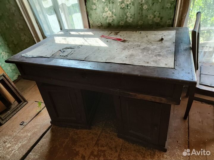 Старинный письменный стол и шифоньер