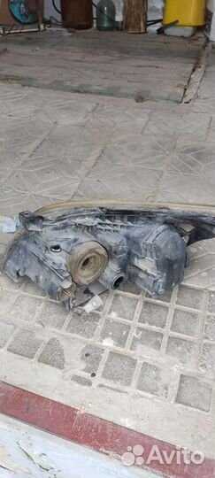 Фары на toyota avensis 2