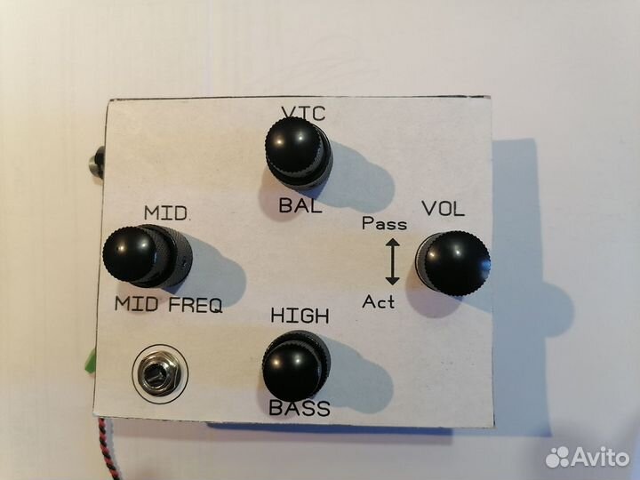 Трёх-полосный onboard bass preamp c параметрикой