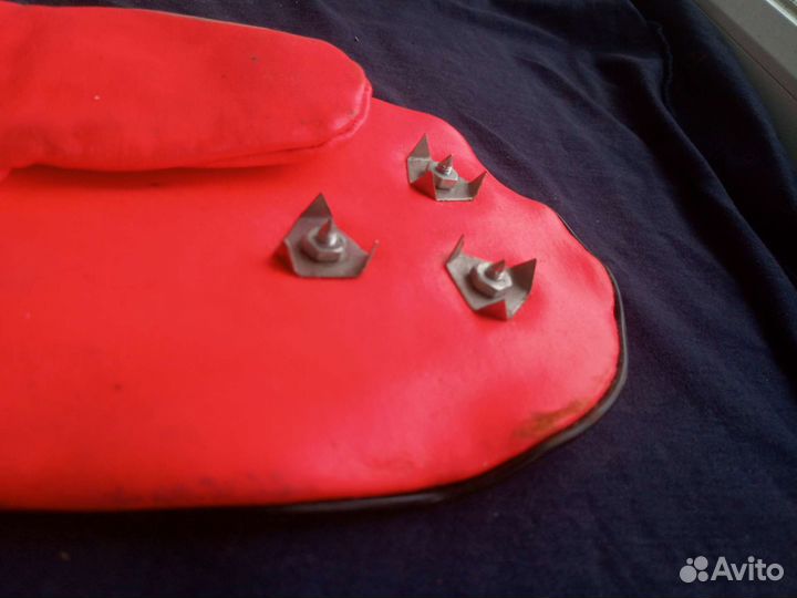 Рукавица с шипами для рыбалки