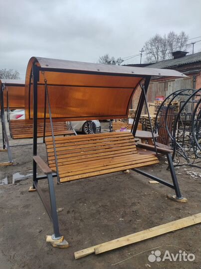 Качель с наклонным удобным сиденьем и крышей