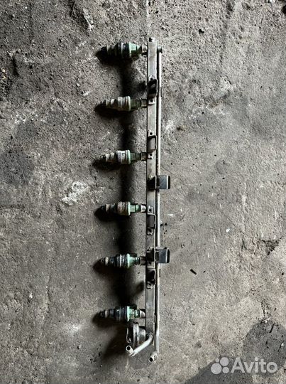 Топливная рампа с форсунками bmw e39 m52b25