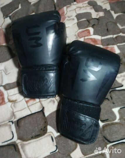 Боксерские перчатки снарядные Venum 14oz