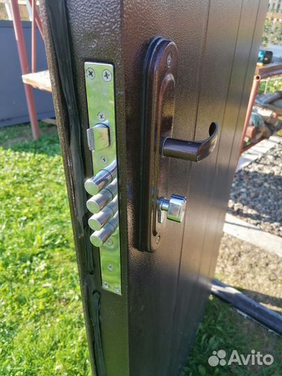 Дверь входная металлическая от застройщика