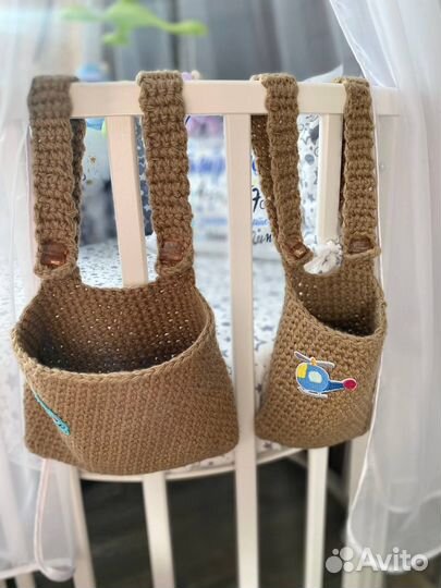 Вязаный органайзер на кроватку