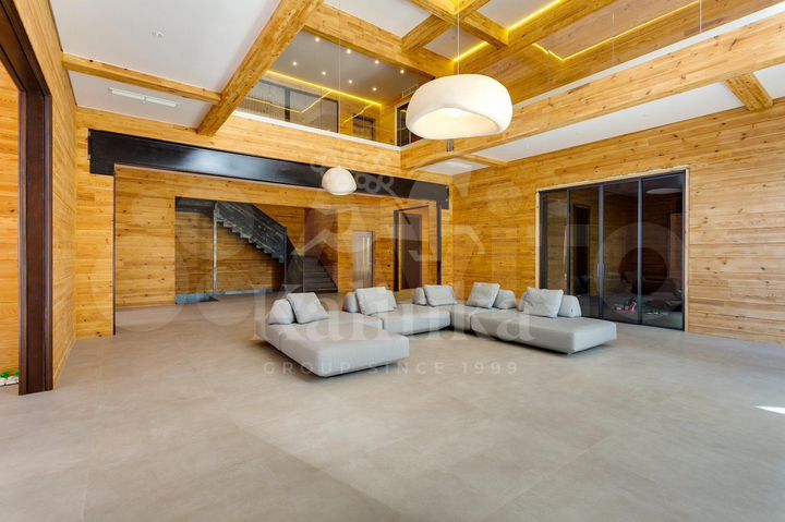 Дом 1600 м² на участке 21 сот.