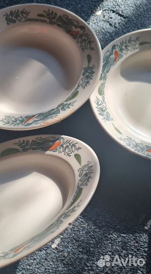 Столовая посуда тарелки блюдца кружки