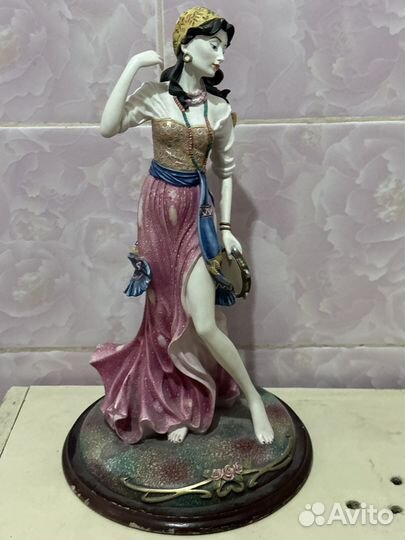 Девушка с бубном