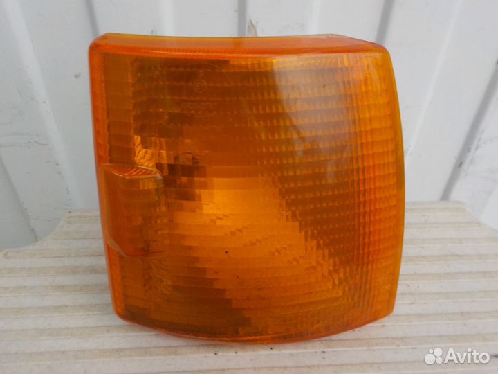 Поворотник правый на Volkswagen Transporter T4