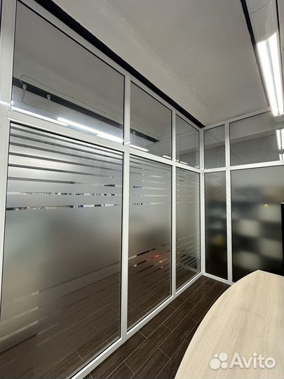 Стеклянная перегородка для зонирования