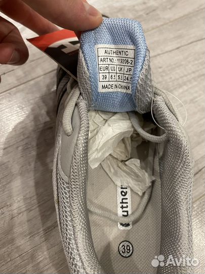 Кроссовки женские