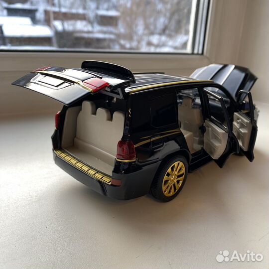 Модель автомобиля Toyota Land Cruiser 1/24