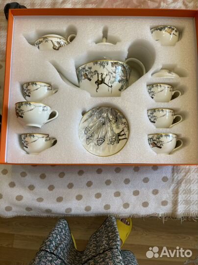 Чайный сервиз с чайником, молочницей, сахарницей
