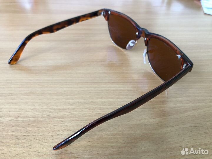 Солнцезащитные очки типа wayfarer