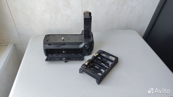 Аналог Nikon MB-D80 с вставкой под AA