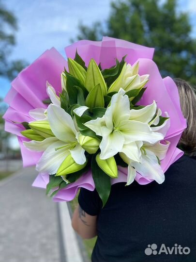 Белые лилии