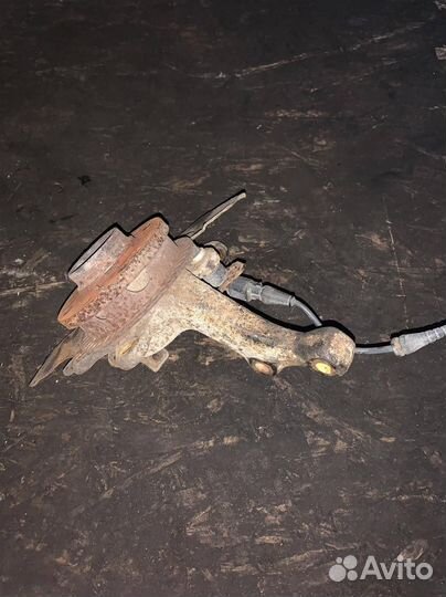 Кулак поворотный передний правый VW Passat B4