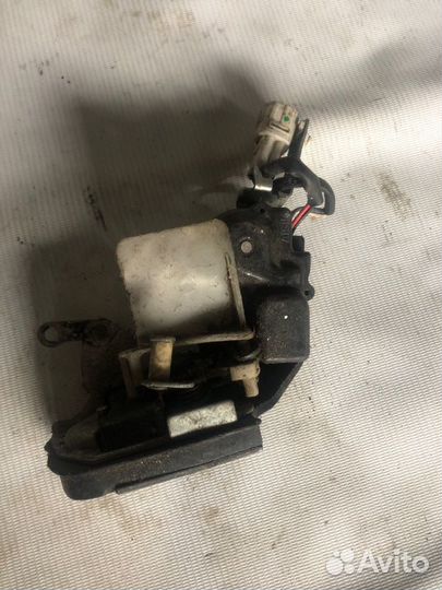 Замок двери задний левый Toyota Cresta GX90 1GFE