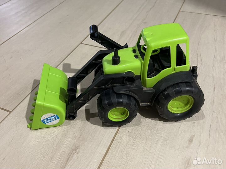 Трактор зеленый