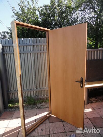 Дверь входная деревянная с коробкой