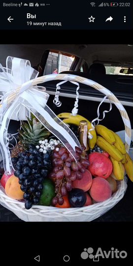 Корзина с фруктами, вкусняшками
