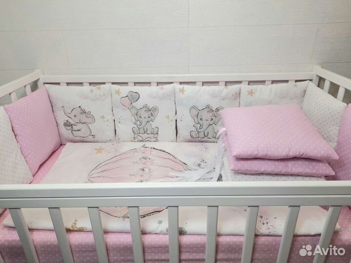 Бортики в детскую кроватку с панельками и пледиком