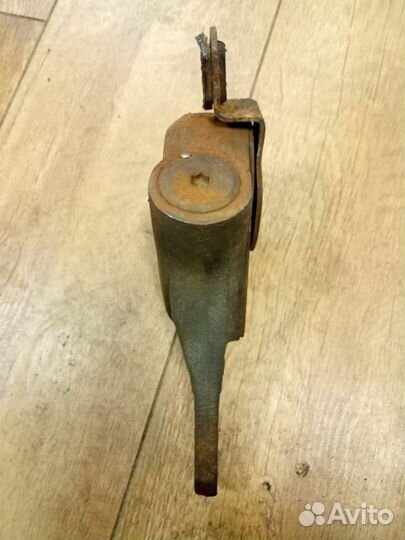 Тормозной рычаг (трещотка) левый задний Universe S