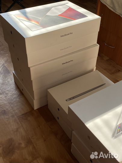 Коробки от MacBook Pro и MacBook Air