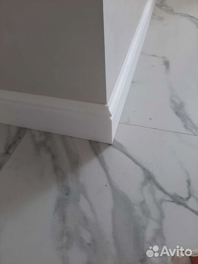 Укладка ламината, плинтусов мдф и полиэстера